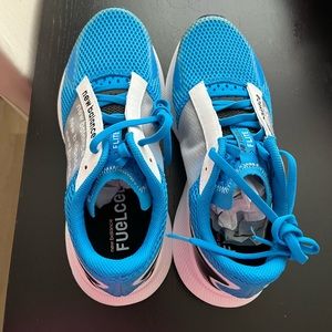 New in box men’s size 10 new balance runners